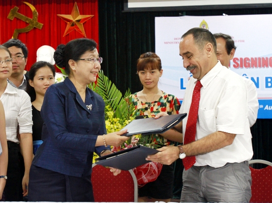 Trường Đại học Khoa học và Công nghệ Hà Nội cấp học bổng thạc sĩ cho học viên Lào